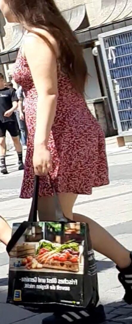 Streetgirls in skirts 