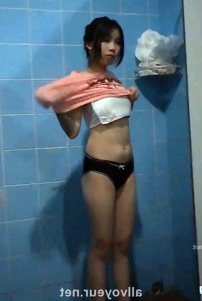 Bath Club en China cambiando de ropa y filmado en secreto