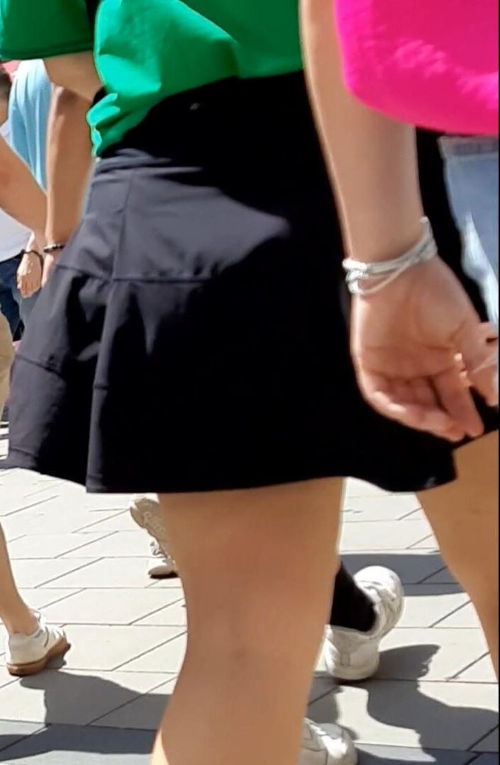 Streetgirls in skirts 