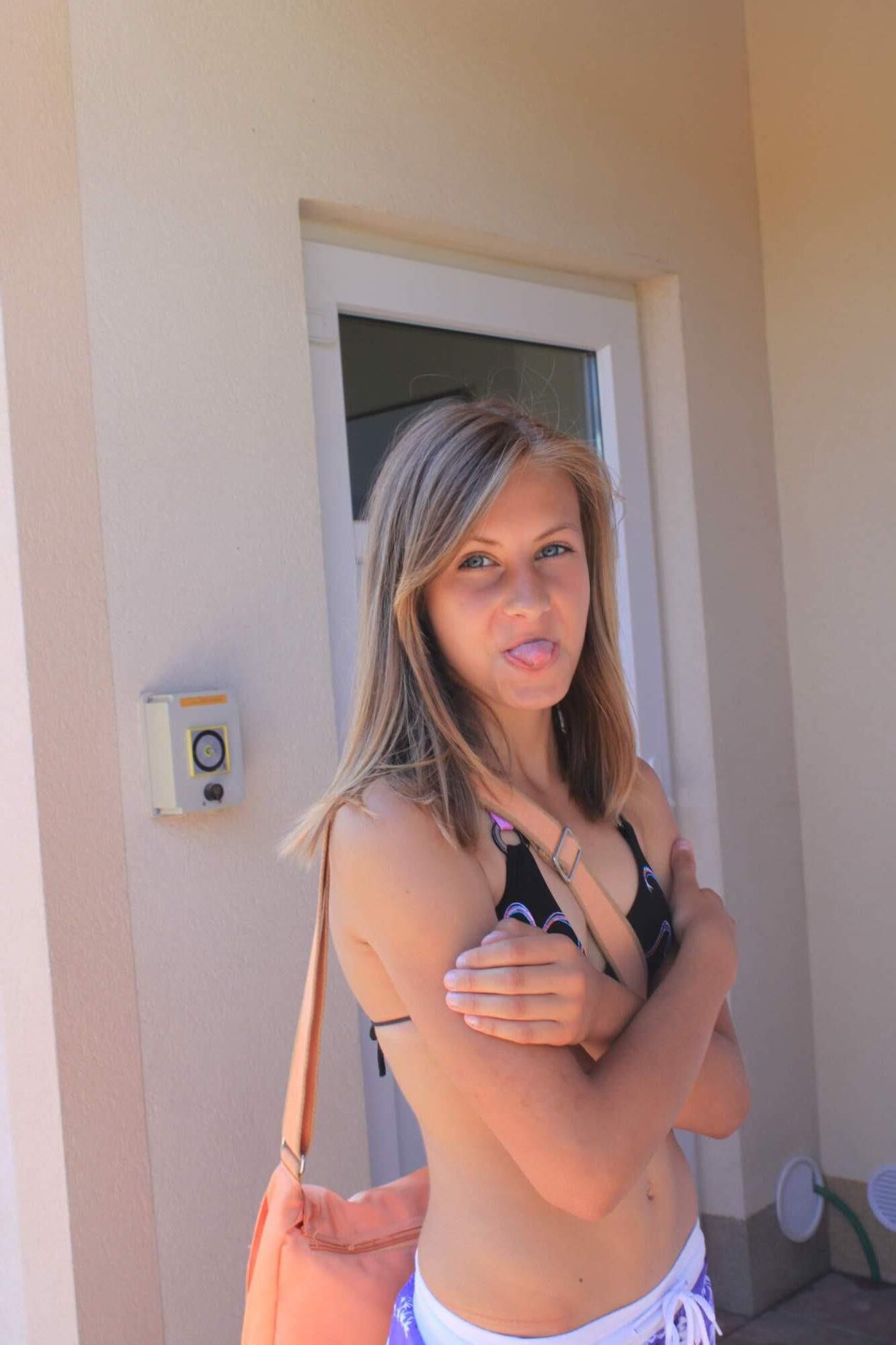Lésbica adolescente na piscina