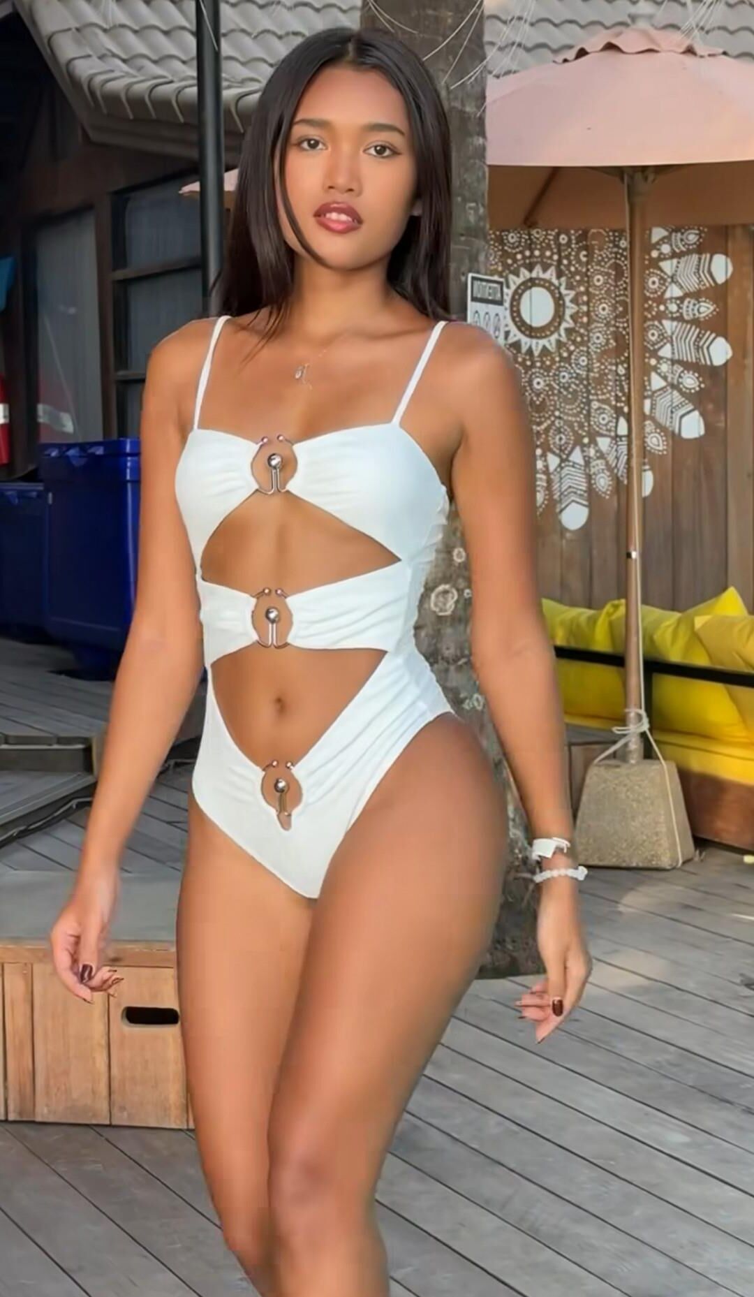 Beautiful beach babes 