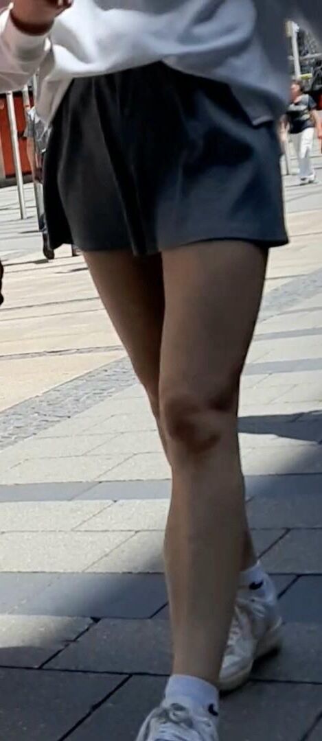 Streetgirls in shorts 