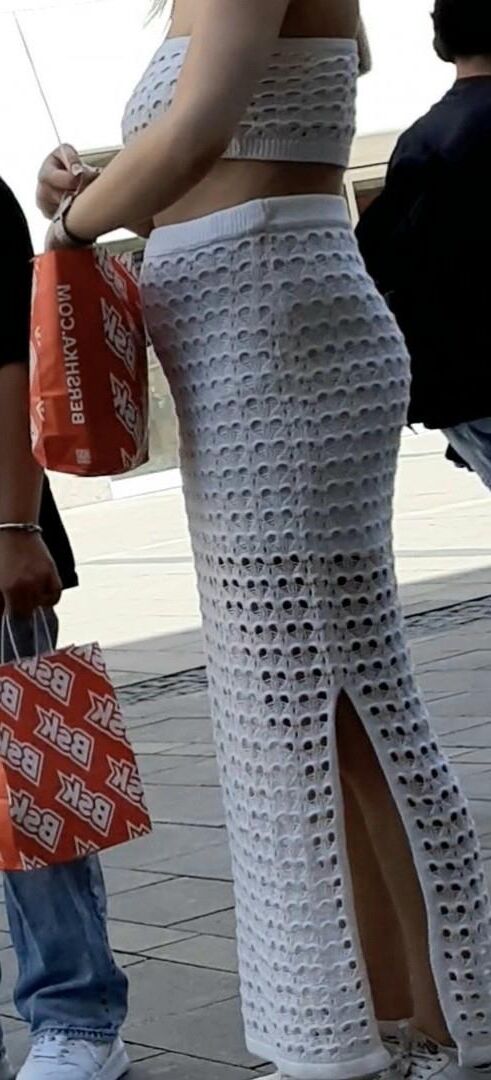 Streetgirls in skirts 
