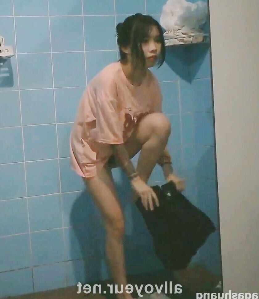 Bath Club en China cambiando de ropa y filmado en secreto