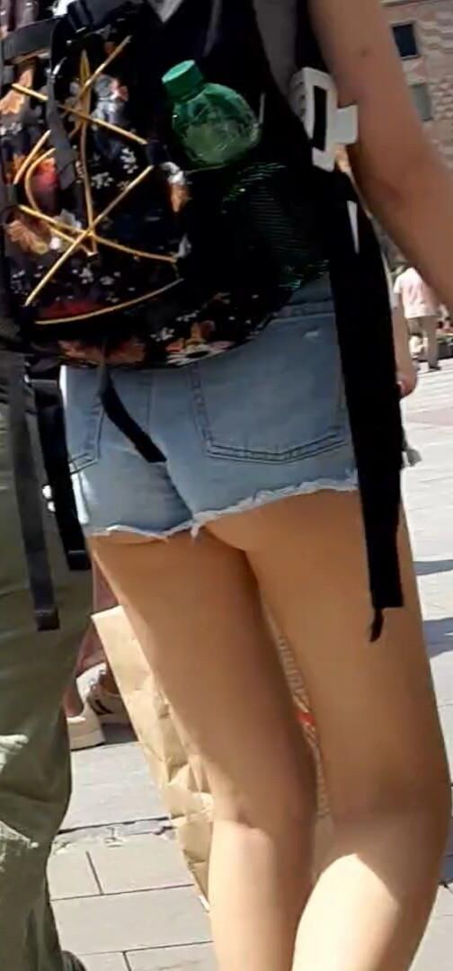 Streetgirls in shorts 