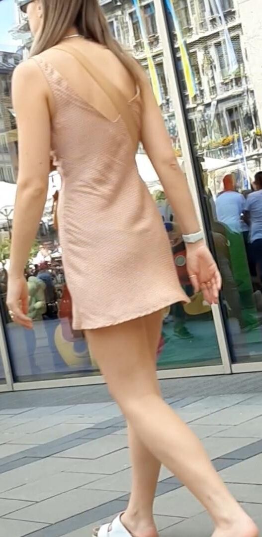 Streetgirls in skirts 