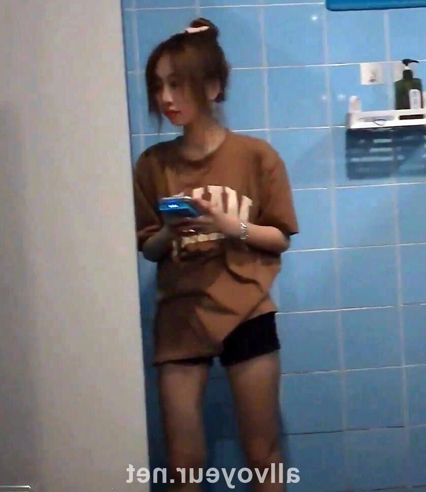 Bath Club en China cambiando de ropa y filmado en secreto
