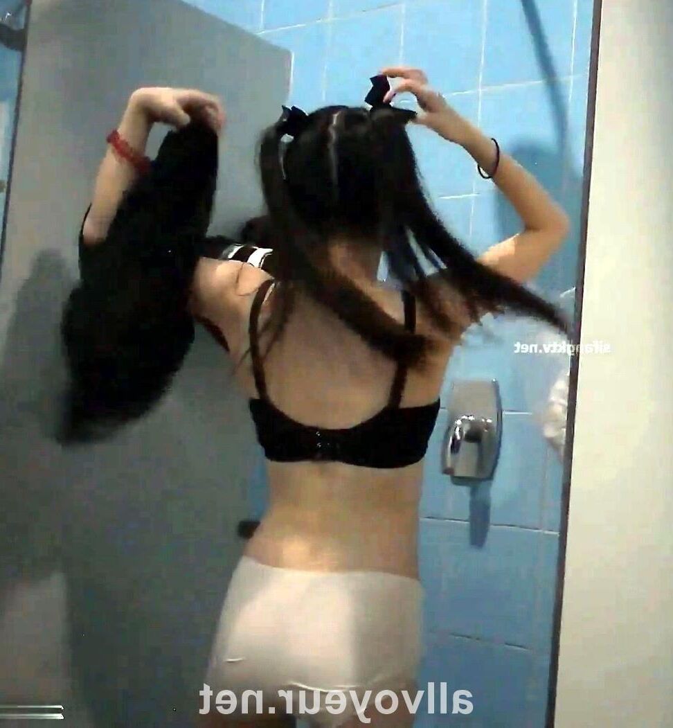 Bath Club en China cambiando de ropa y filmado en secreto