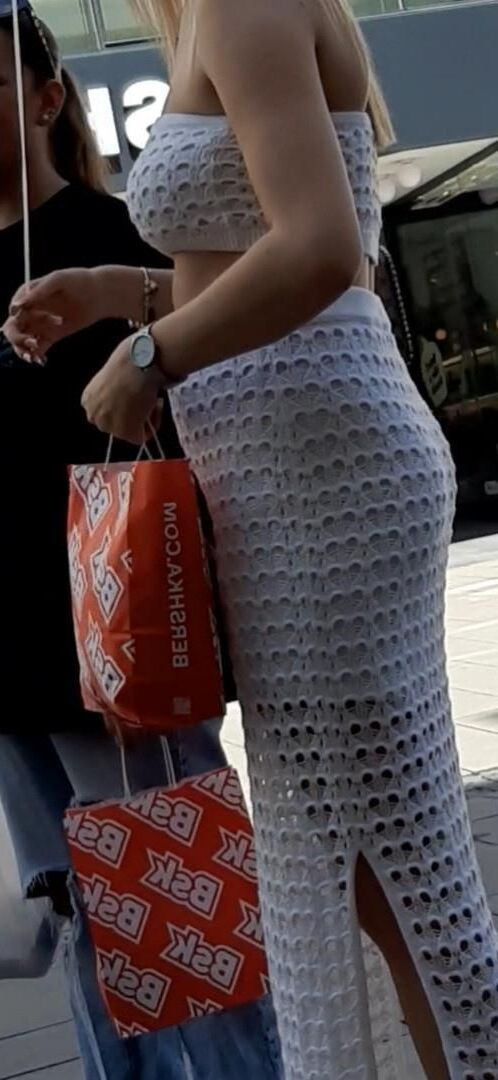Streetgirls in skirts 