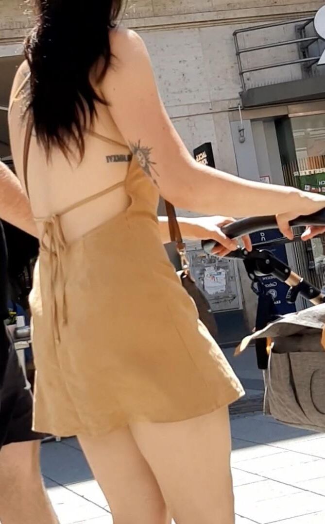 Braless Streetgirls 
