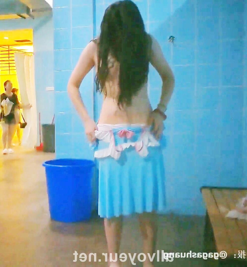 Bath Club en China cambiando de ropa y filmado en secreto