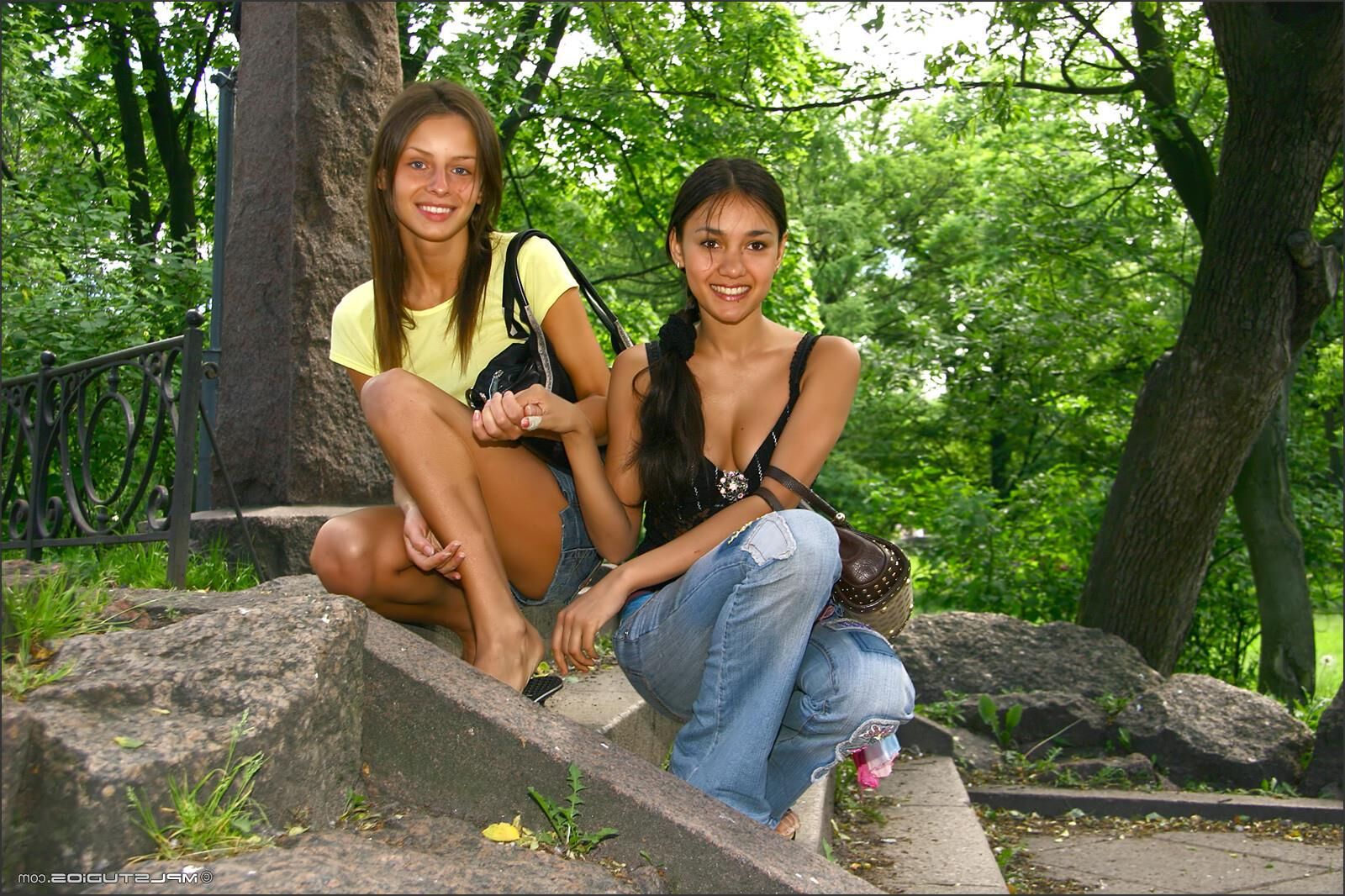 Kamilla e Maria adolescentes russos piscando em público