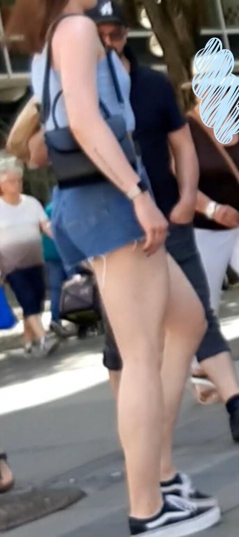 Braless Streetgirls 