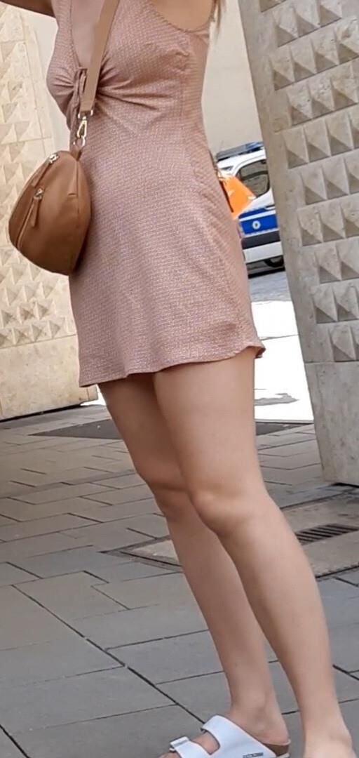 Streetgirls in skirts 