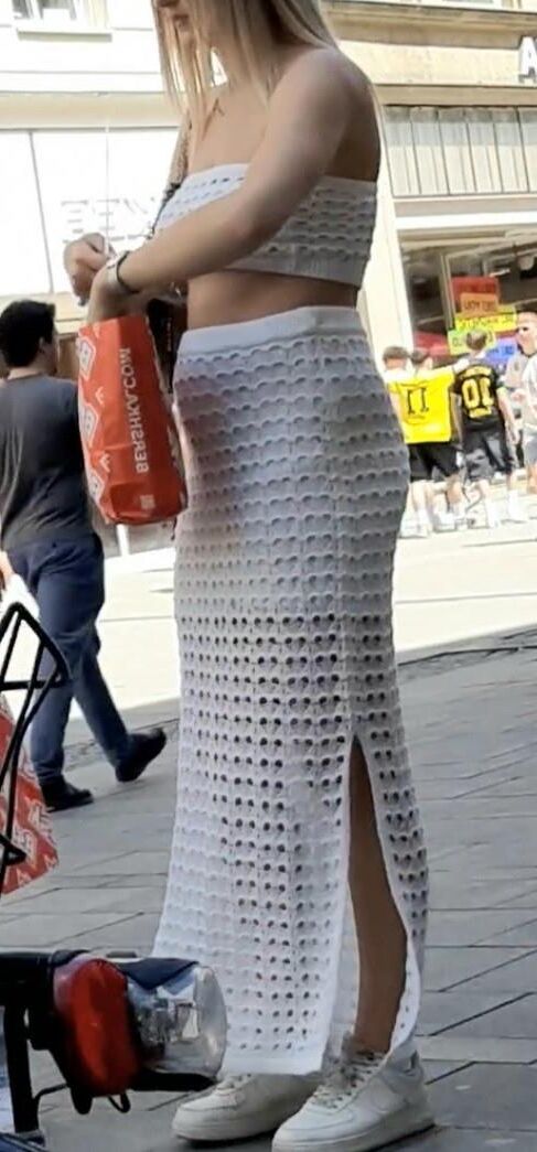 Streetgirls in skirts 