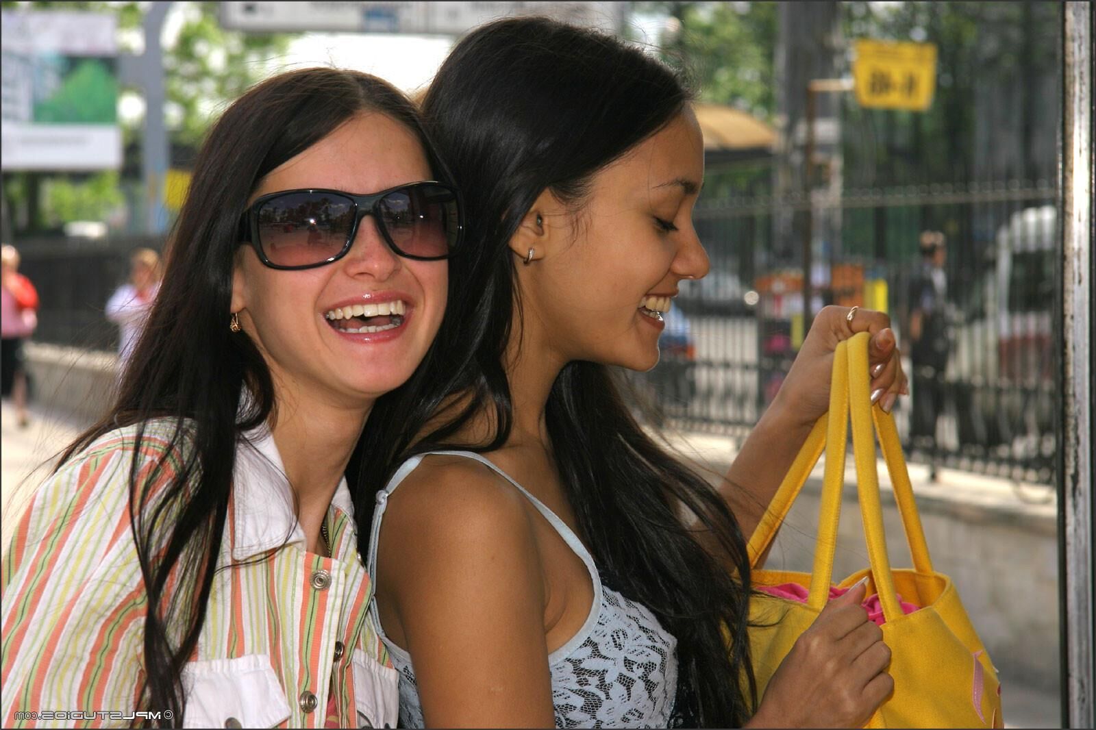 Kamilla / Lydia Russian Girls nas ruas (não nuas)