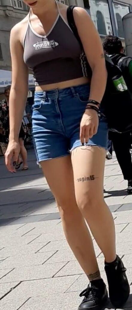 Streetgirls in shorts 