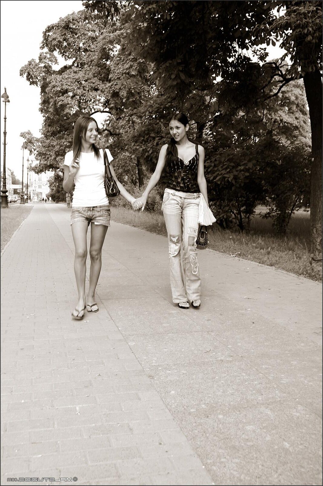 Kamilla e Maria adolescentes russos piscando em público