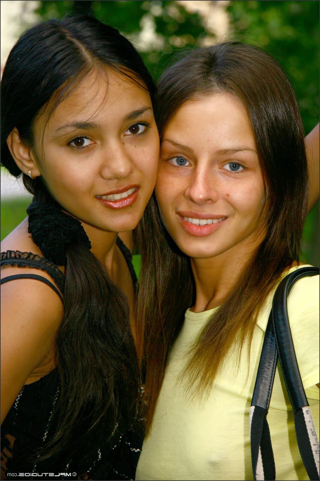 Kamilla e Maria adolescentes russos piscando em público