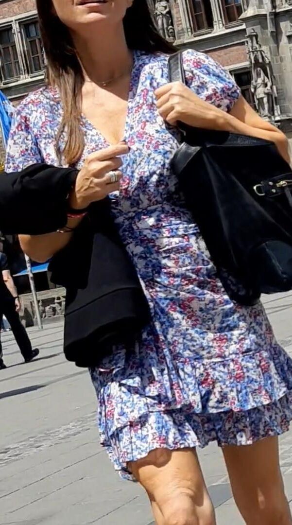 Streetgirls in skirts 
