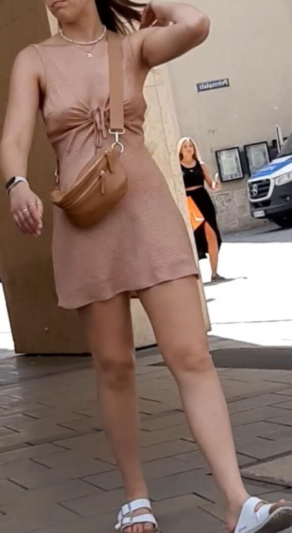 Streetgirls in skirts 