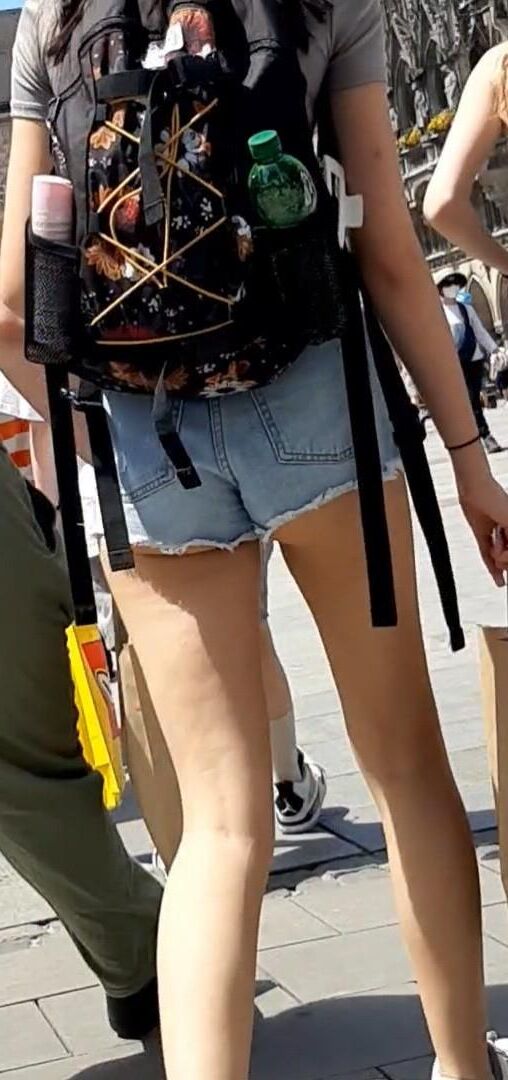 Streetgirls in shorts 