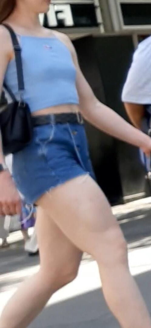 Braless Streetgirls 