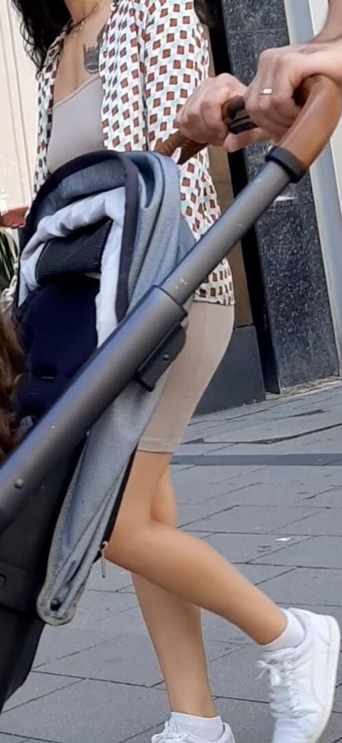 Braless Streetgirls 
