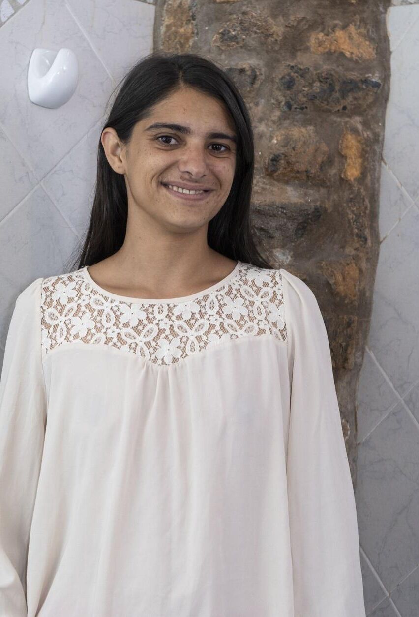 Süße Latina -Teen mit einer haarigen Muschi und schlaffe Titten Karen H.