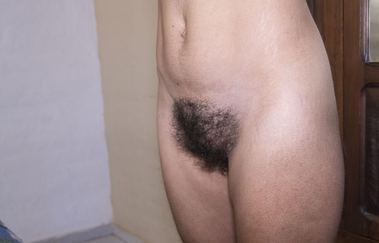 Süße Latina -Teen mit einer haarigen Muschi und schlaffe Titten Karen H.