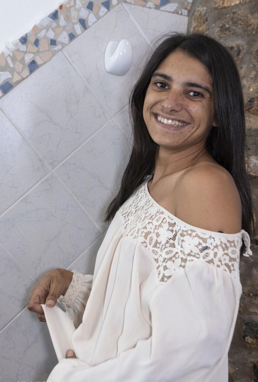 Süße Latina -Teen mit einer haarigen Muschi und schlaffe Titten Karen H.