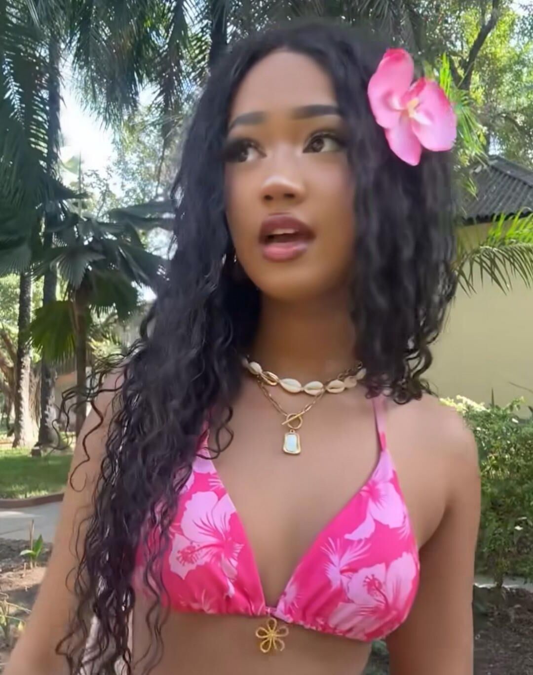 Busty bikini babes 