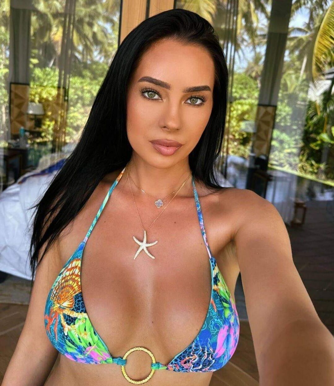 Busty bikini babes 