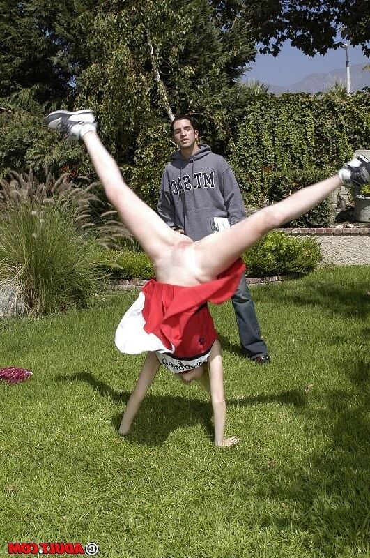 Cheerleader sua buceta de sonho com tesão