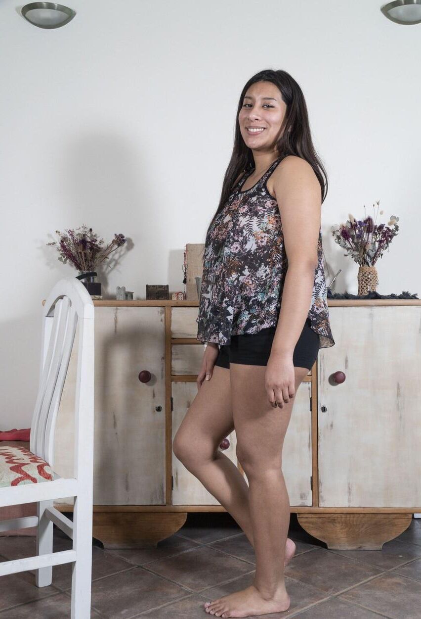 Adolescente latino gordinho sorridente com um arbusto peludo valentina