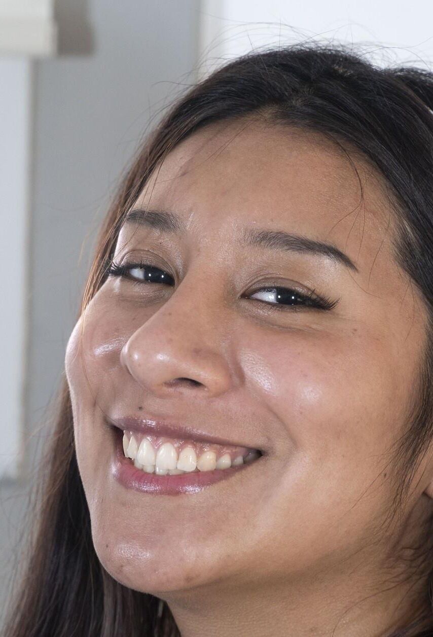 Adolescente latino gordinho sorridente com um arbusto peludo valentina