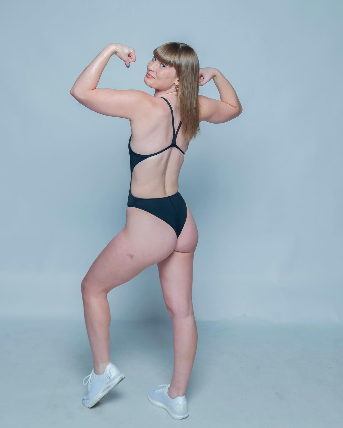 ella te mira acariciando con su trasero