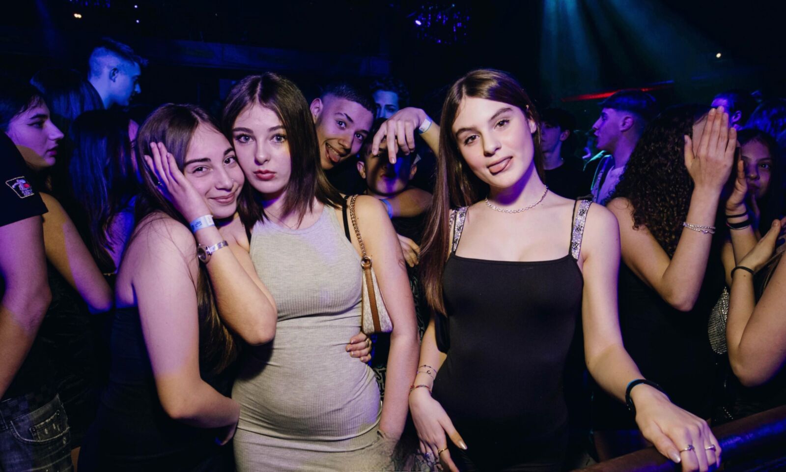 Elige a tu joven nanna por una noche