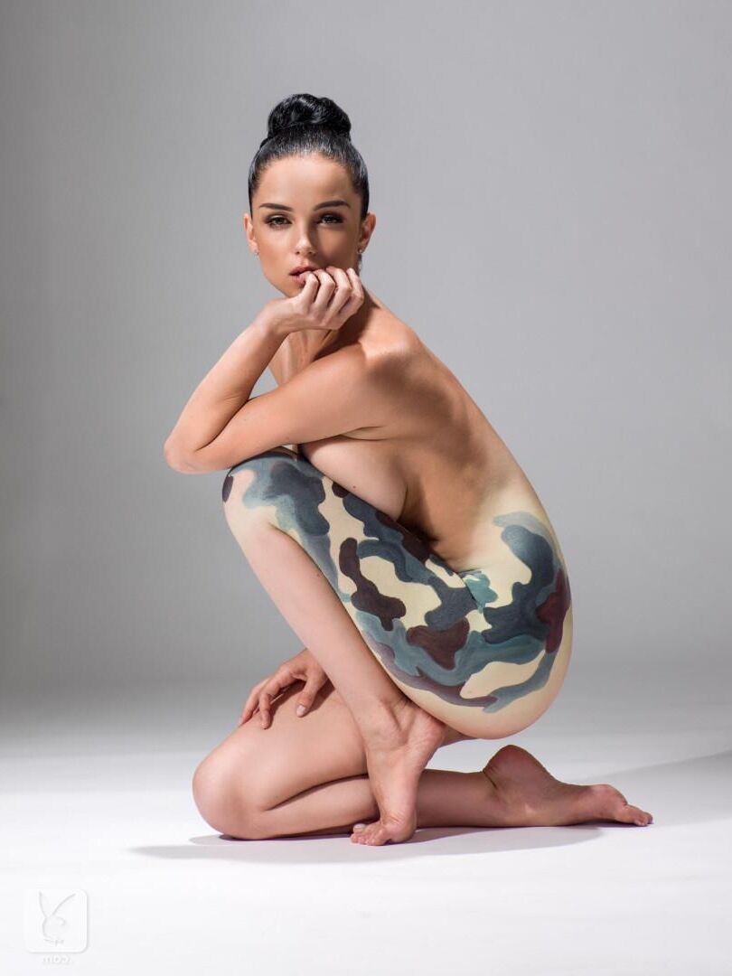 Eugenia D / Katie Feyは彼女の熱い猫を見せています