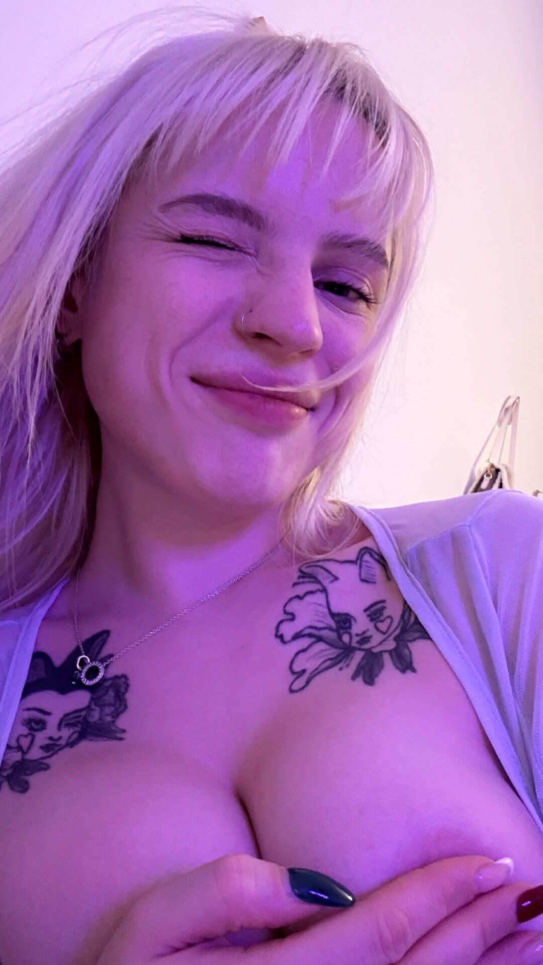 Erika es un vendedor de Snapchat desesperado y cachondo