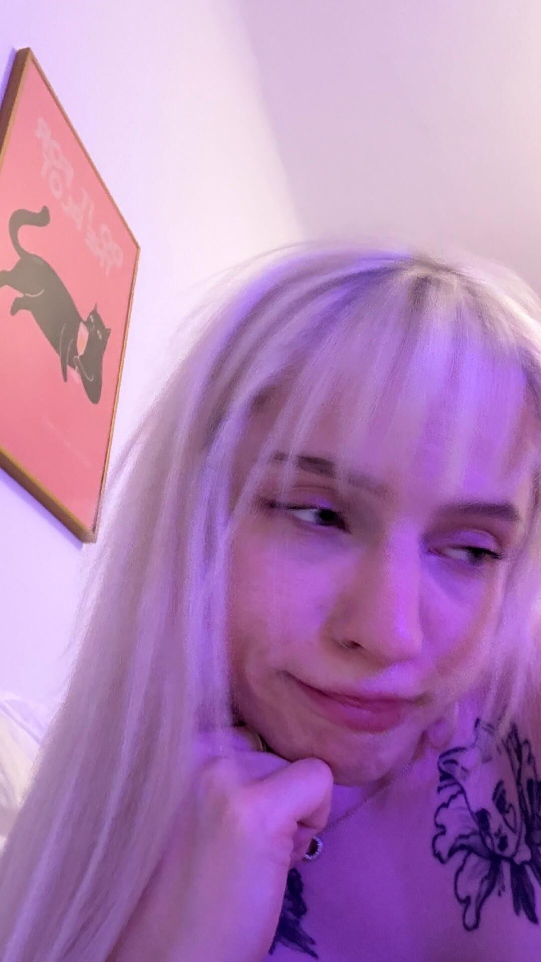 Erika es un vendedor de Snapchat desesperado y cachondo