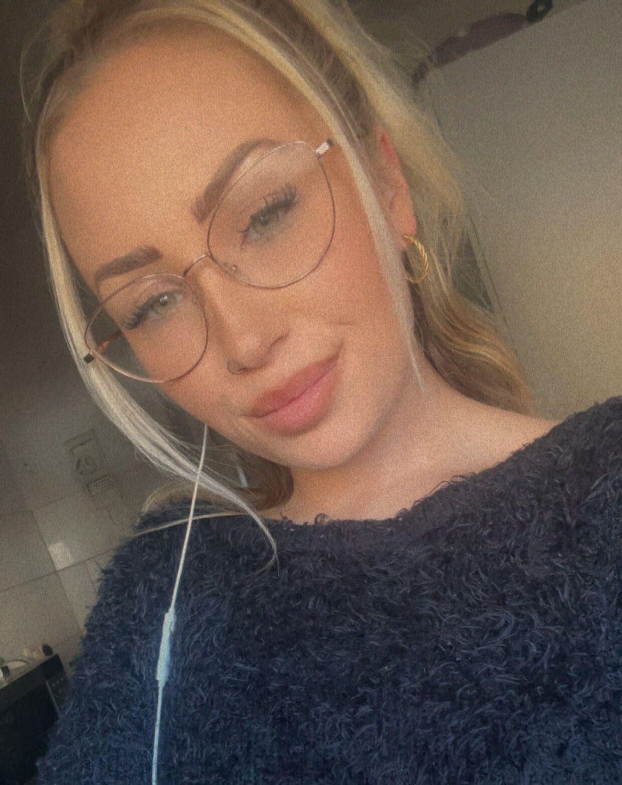 Whuch pics of my gf would you use to jerk off? 