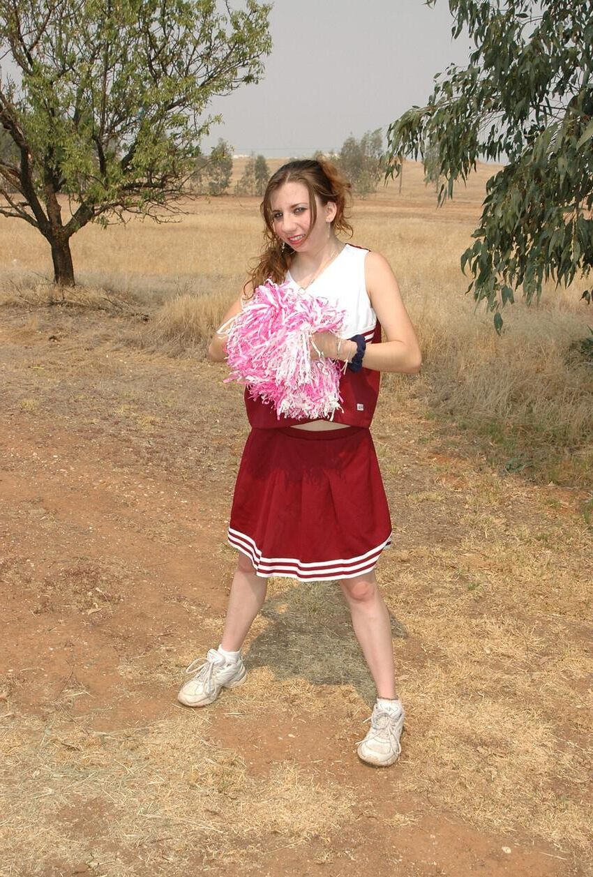 Hermosa adolescente pálida con pequeñas tetas y un coño afeitado Brandini