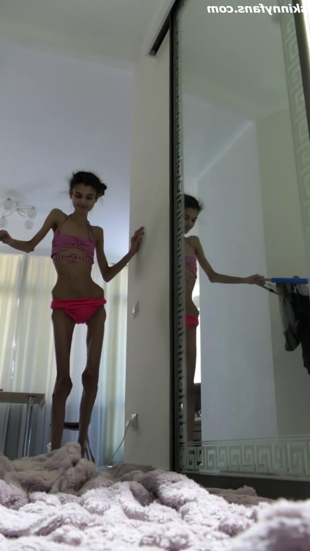 Ariadne anorexic skinny fragile mager duenn knochig bones 
