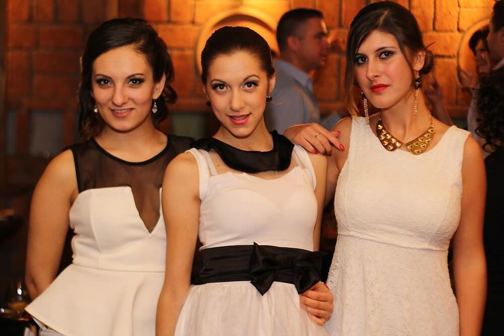 Mujeres calientes con vestidos (no desnudos)