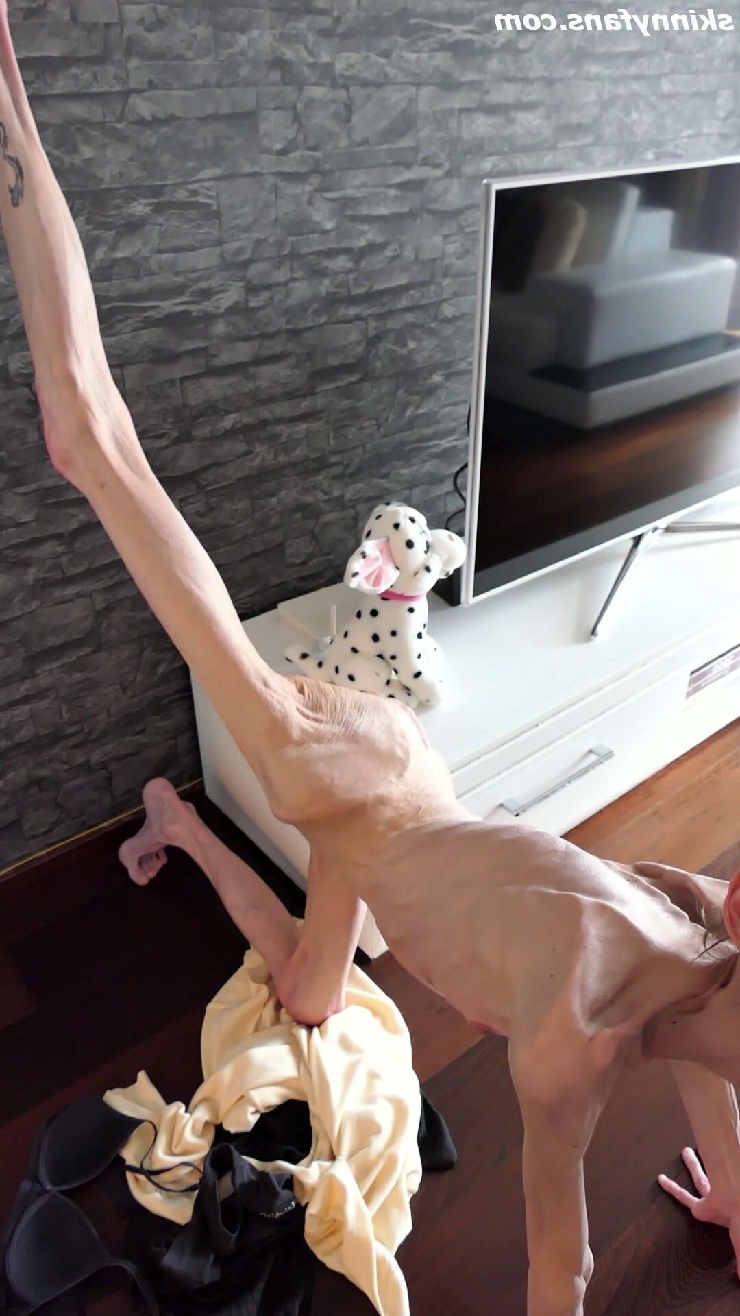 Denisa anorexic skinny fragile mager duenn knochig bones 