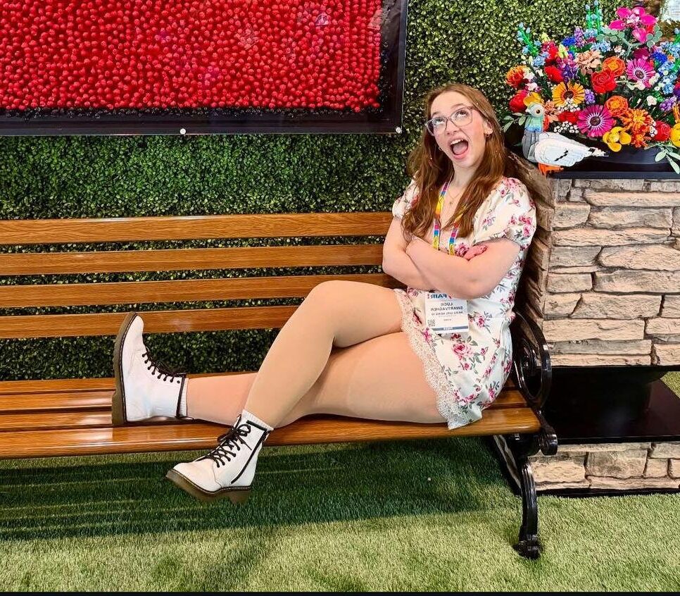 Garota nerd posando