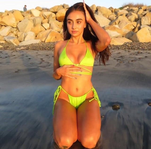 Bikini adolescente caliente nn