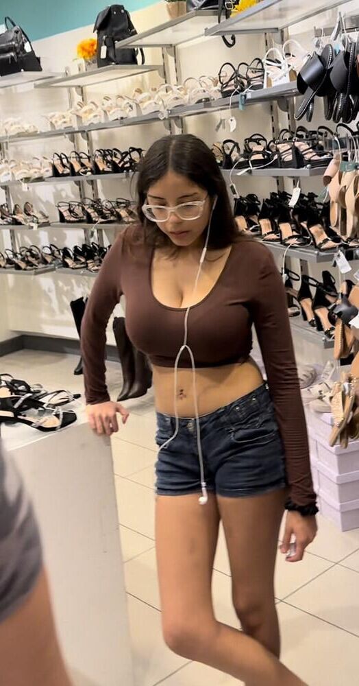 Blusa candidada Big Big Tits Latina adolescente
