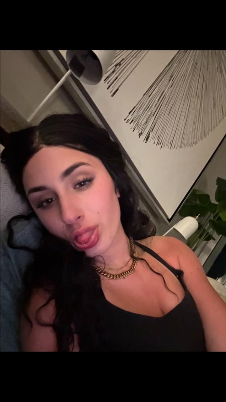 Sexy perra a Rina le encanta pedir dinero en Snap